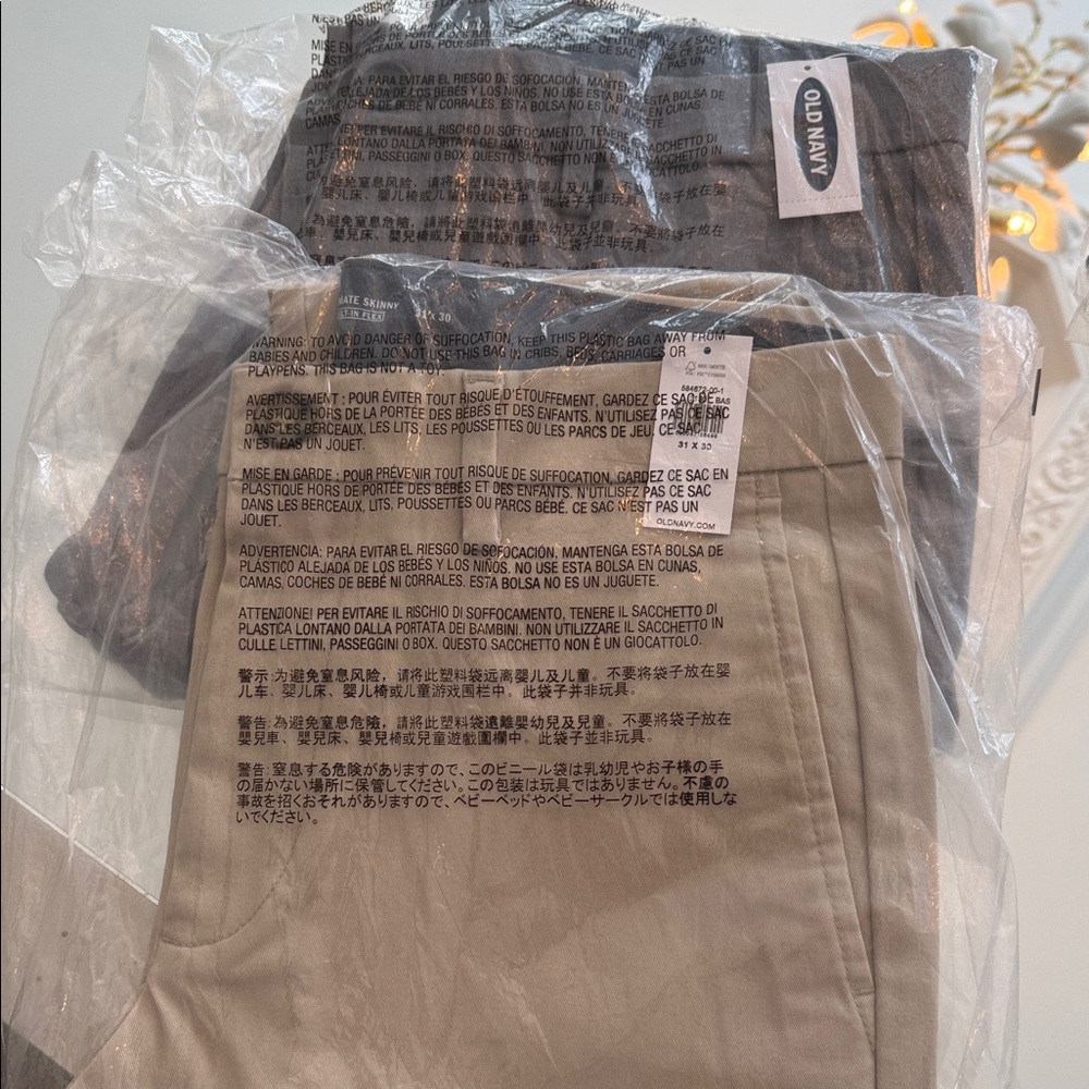Old Navy Men's Chinos in Tan and Grey 
Brand New / Never even tried on …..